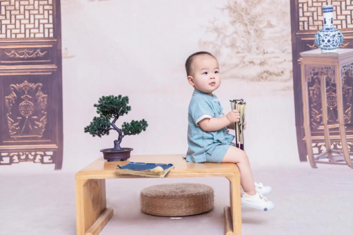 孝昌1岁宝宝走路